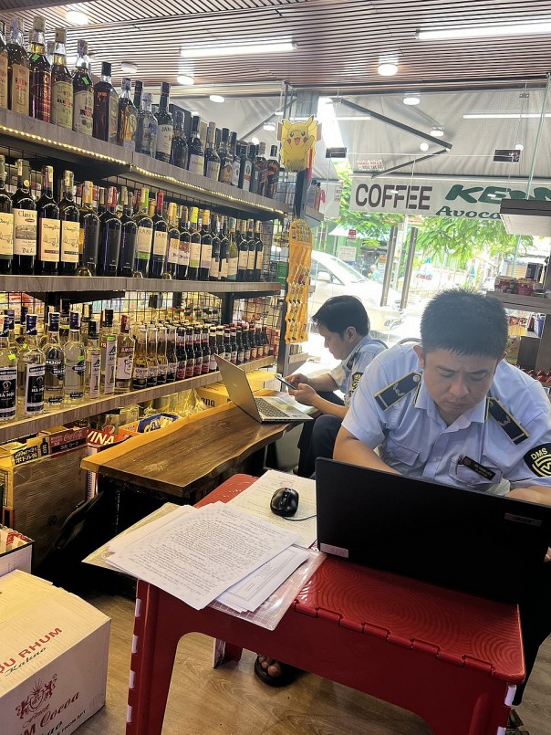 Khánh Hòa: Phát hiện cơ sở kinh doanh thuốc lá điếu nhập lậu, kinh doanh rượu không có giấy phép