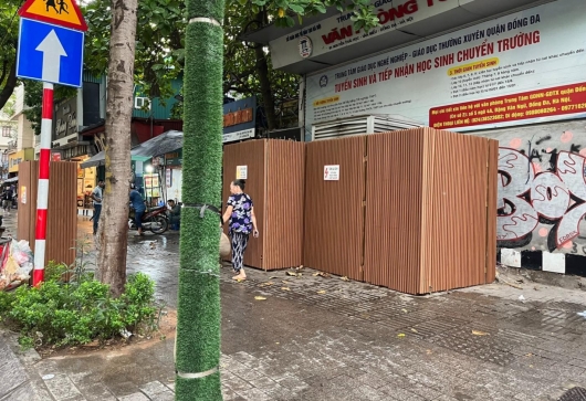 Hàng loạt bốt điện tại Hà Nội được "khoác áo chống quảng cáo, rao vặt"