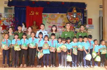 Đắk Lắk: Trao học bổng và tặng quà Trung Thu cho trẻ em dân tộc thiểu số vùng sâu