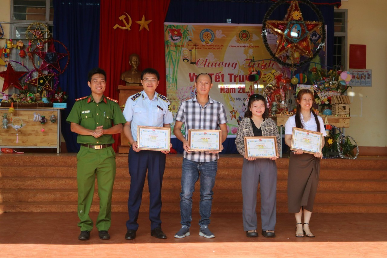 Đắk Lắk: Trao học bổng và tặng quà Trung Thu cho trẻ em dân tộc thiểu số vùng sâu
