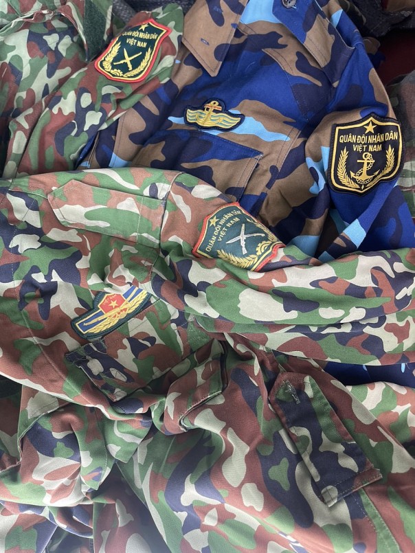 Kon Tum: Xử phạt cơ sở kinh doanh tàng trữ, buôn bán trái phép quần áo quân tư trang trang quân đội
