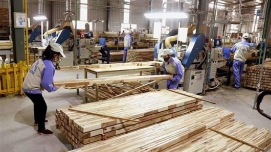 Tin kinh tế - Thị trường ngày 4/10: Việt Nam thu 9,7 tỉ USD từ xuất khẩu gỗ và sản phẩm gỗ; Giá vé máy bay dịp Tết quá cao