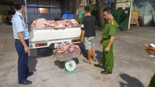 Hưng Yên: Phát hiện phương tiện vận chuyển gần 1,4 tấn thịt lợn bốc mùi ôi thiu