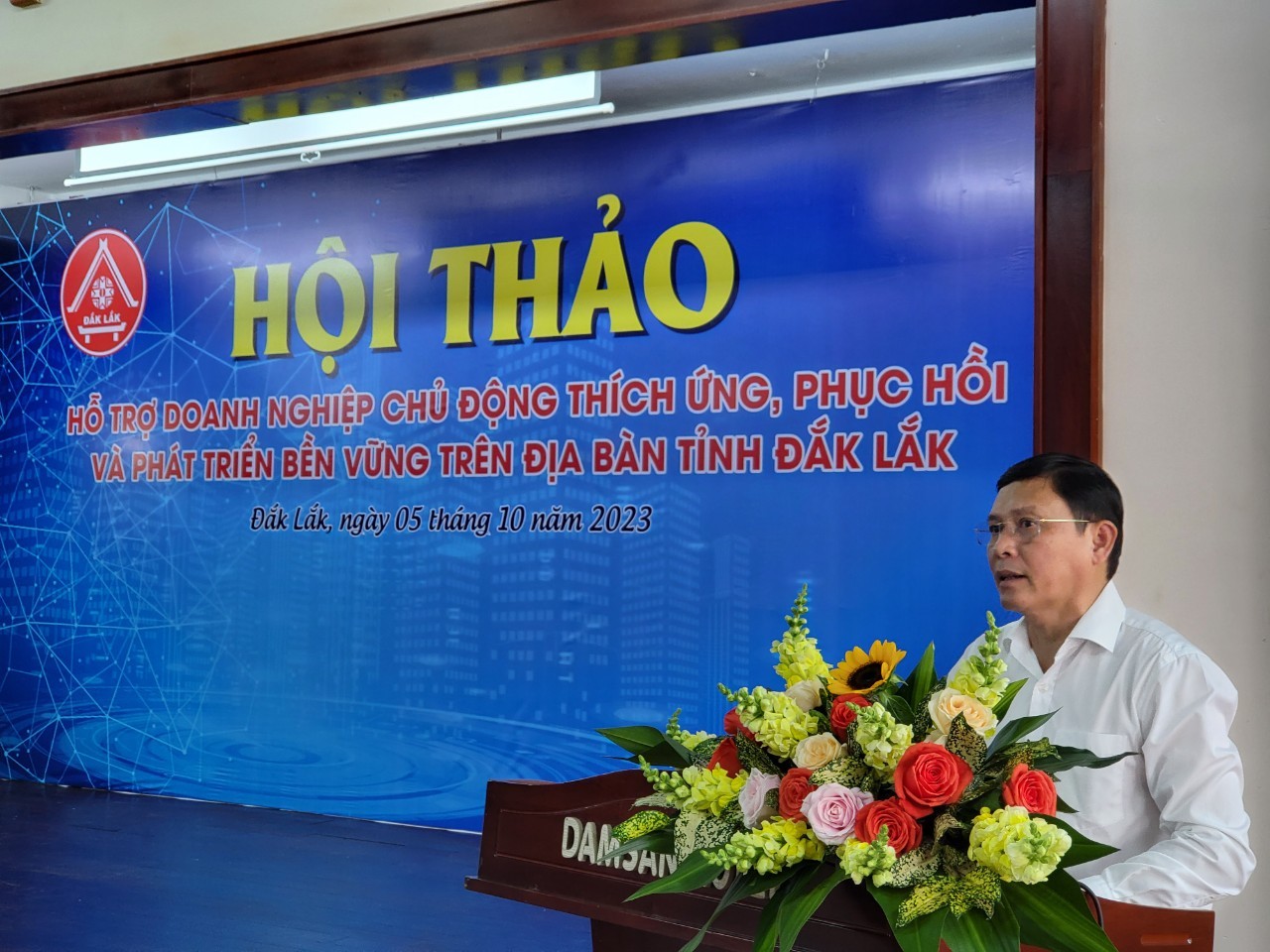Phó Chủ tịch Thường trực UBND tỉnh Nguyễn Tuấn Hà chủ trì hội thảo. 