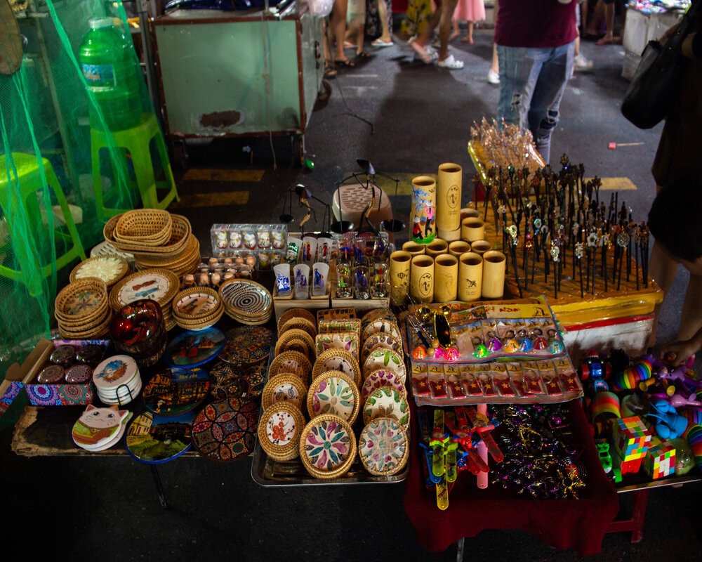 Điều gì thu hút khách du lịch đến chợ đêm Sơn Trà?