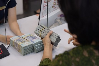Tiền gửi ùn ùn đổ về ngân hàng, lãi suất liên ngân hàng tăng vọt