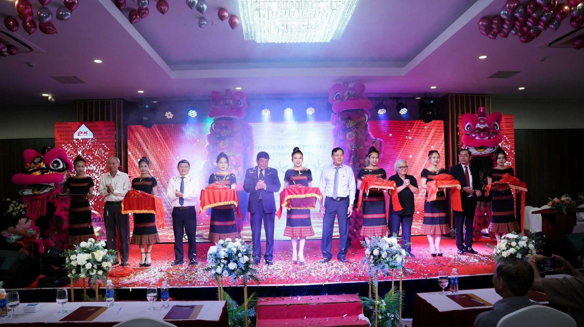 Các đại biểu và lãnh đạo tỉnh Đắk Lắk thực hiện nghi thức cắt băng phong hạng công nhận khách sạn Elephants đạt tiêu chuẩn 4 sao 