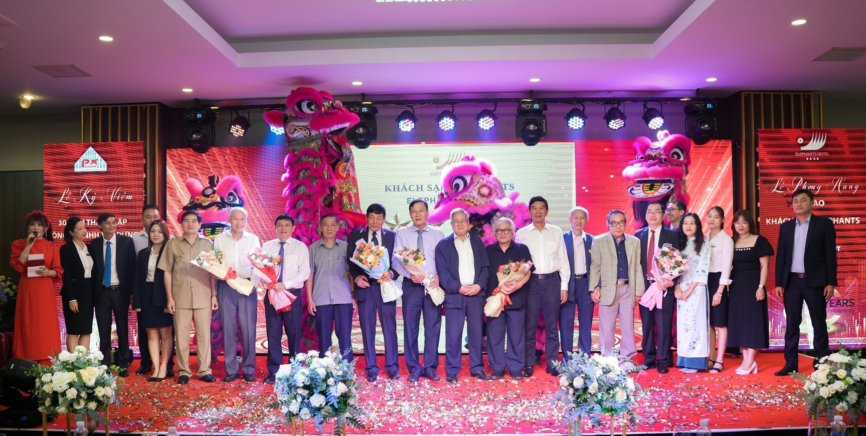 Ông Trương Công Lưu Chủ tịch HĐTV Cty TNHH XD Phú Xuân tăng hoa cho các lãnh đạo tại buổi lễ phong hạng 4 sao khách sạn Elephants