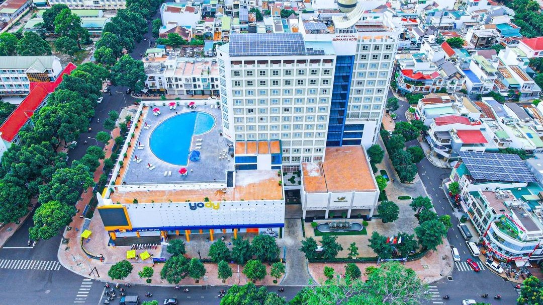 Khách sạn Elephants Buôn Ma Thuột tọa lạc tại số 142 đường Phan Chu Trinh, Tp. Buôn Ma Thuột, tỉnh Đắk Lắk với quy mô 14 tầng đạt tiêu chuẩn quốc tế 4 sao, 185 phòng ngủ được thiết kế sang trọng, đầy đủ tiện nghi, mang đậm phong cách đặc trưng của Tây Nguyên