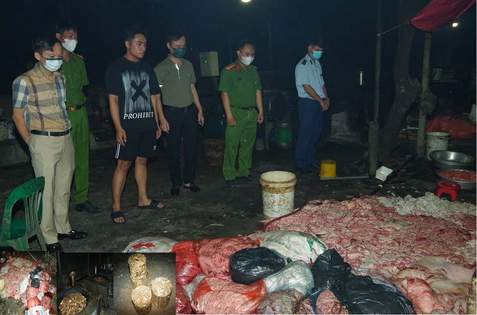 Lực lượng chức năng kiểm tra, bắt giữ số thực phẩm không bảo đảm an toàn vệ sinh thực phẩm tại cơ sở kinh doanh do Trần Duy Đạt làm chủ (người mặc áo phông đen)