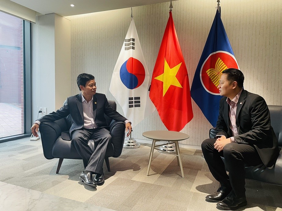 Giám đốc Sở Công thương tỉnh Đắk Lắk thảo luận cùng Phó Đại sứ Đại sứ quán Việt Nam tại Hàn Quốc Nguyễn Việt Anh.