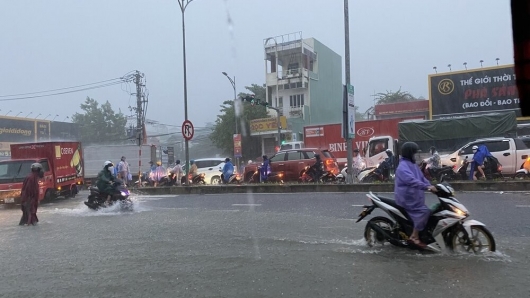 Mưa lớn liên tục, nhiều tuyến đường Đà Nẵng ngập sâu