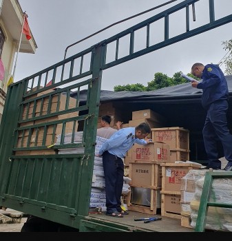 Lạng Sơn: Phát hiện 2 ô tô tải đầu kéo vận chuyển hơn 4000 sản phẩm tiêu dùng nhập lậu