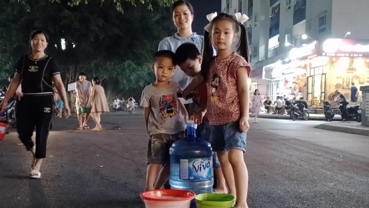 Hàng nghìn cư dân Khu đô thị Thanh Hà xếp hàng chờ nhận nước cứu tế