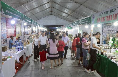 Rất đông người dân đến tham quan và mua sắm tại Hội chợ.