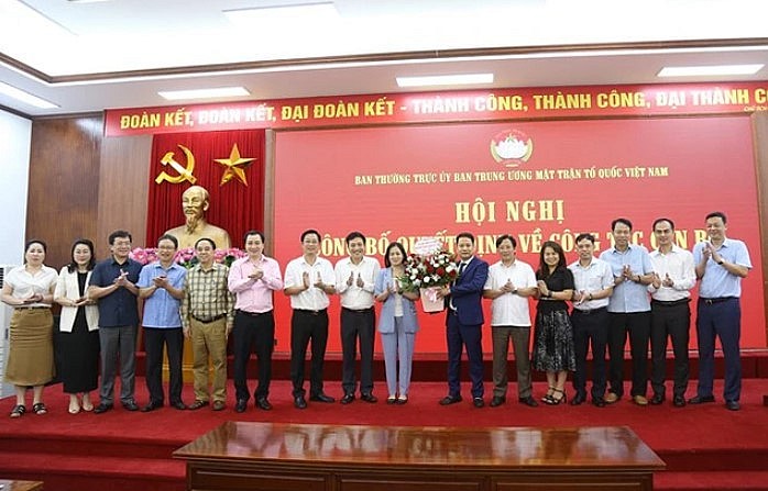 Trưởng các ban, đơn vị, đoàn thể của Ủy ban Trung ương MTTQ tặng hoa chúc mừng nhà báo Trương Thành Trung - tân Tổng Biên tập Tạp chí Mặt trận.
