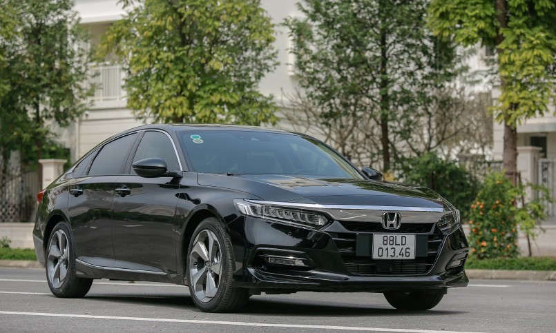 Honda Accord giảm giá sốc, chỉ còn 1,069 tỷ đồng