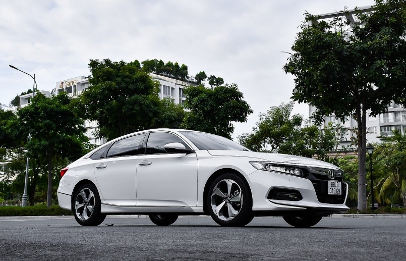 Honda Accord giảm giá sốc, chỉ còn 1,069 tỷ đồng