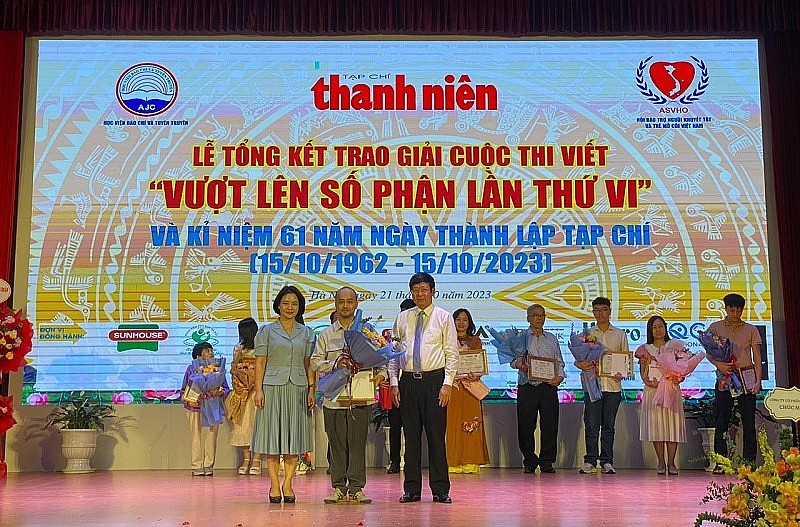 Đồng chí Đỗ Mạnh Hùng - Phó chủ tịch Hội bảo trợ người khuyết tật và trẻ mồ côi Việt Nam và đồng chí Nguyễn Mỹ Linh - Phó Vụ trưởng Vụ Báo chí - Xuất bản, Ban Tuyên giáo Trung ương trao giải A tới tác giả Nguyễn Triệu Hải Minh với tác phẩm Câu chuyện về người thầy vượt bạo bệnh, nhiều năm “bám đảo” gieo chữ cho trẻ