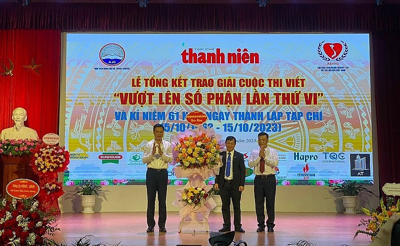 PGS.TS Trần Thanh Giang - Phó giám đốc, Phó Chủ tịch Hội đồng Học viện Báo chí và Tuyên truyền tặng hoa chúc mừng 61 năm thành lập Tạp chí Thanh niên