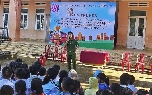 Đắk Lắk: Hơn 1.000 học sinh và giáo viên được hướng dẫn phòng cháy chữa cháy và phòng chống đuối nước
