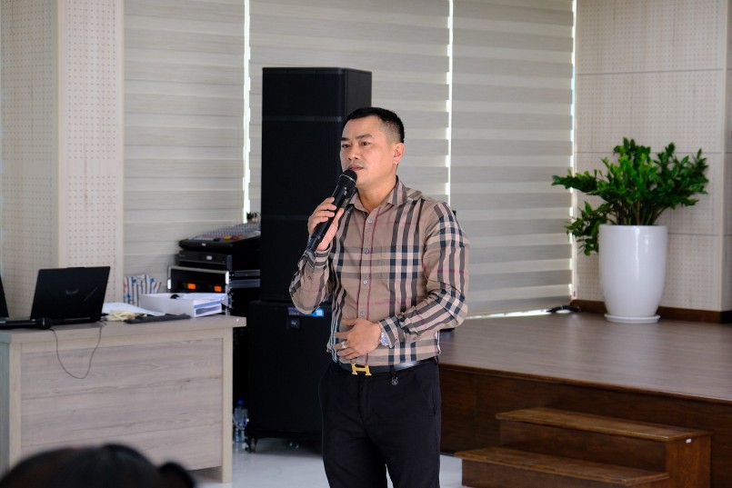 Nhà báo Nguyễn Viết Hưng phát biểu thảo luận tại Hội nghị