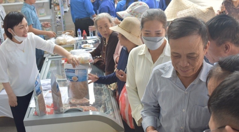 Nhiều sản phẩm OCOP quy tụ tại hội chợ lễ hội chùa Keo Thái Bình 2023