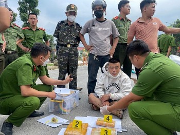Cục Hải quan Quảng Trị phối hợp bắt giữ 2 đối tượng vận chuyển gần 30.000 viên ma túy tổng hợp
