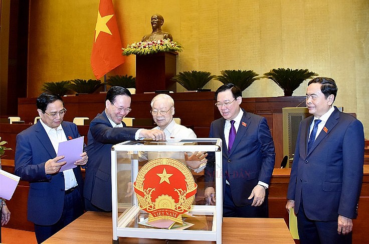 Tổng bí thư Nguyễn Phú Trọng và các lãnh đạo Đảng, Nhà nước bỏ phiếu kín lấy phiếu tín nhiệm ngày 25-10 - Ảnh: TTXVN