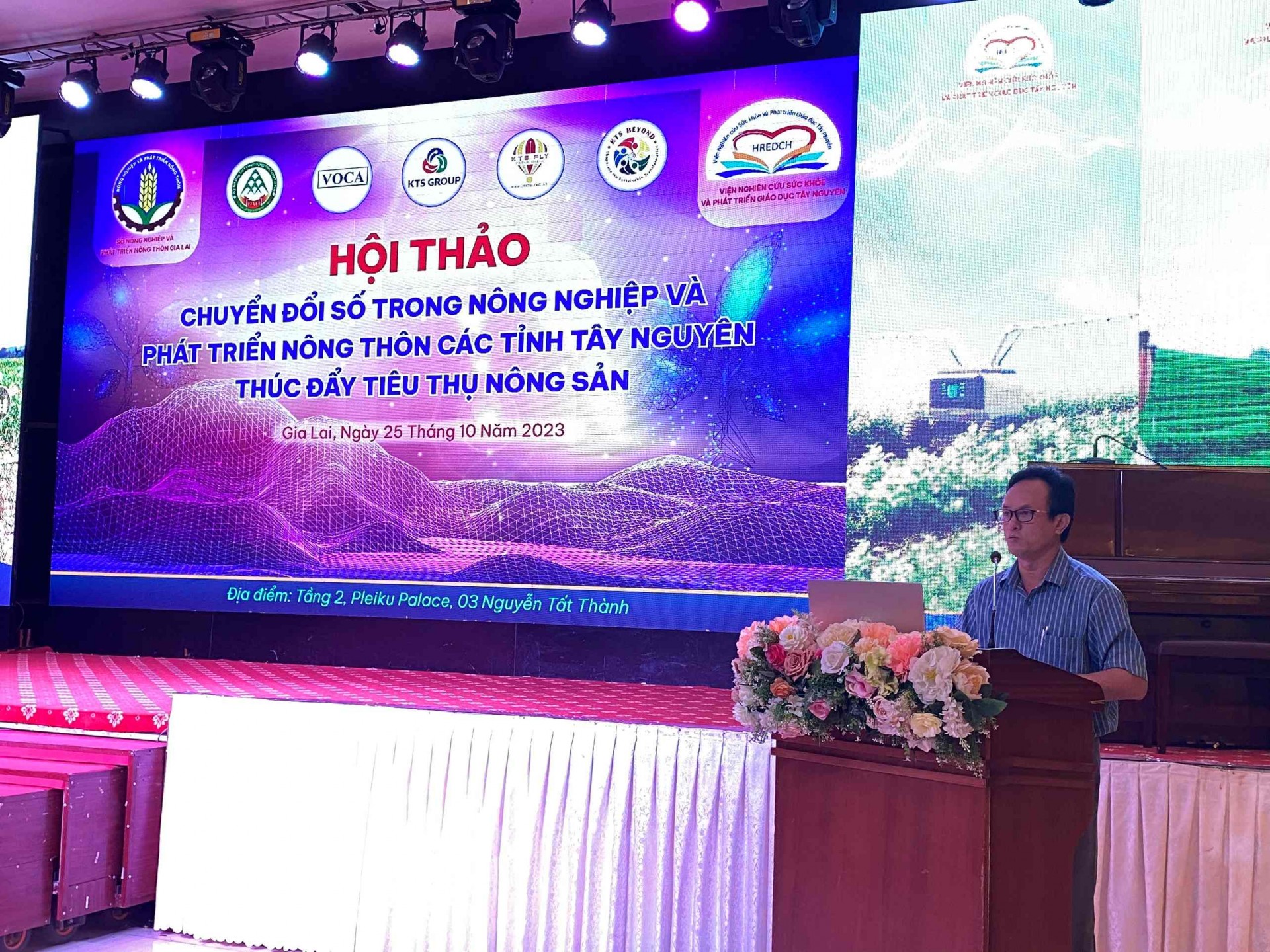  Tiến sĩ Lê Doãn Hợp Bộ trưởng bộ TT&TT phát biểu tại cuộc họp.