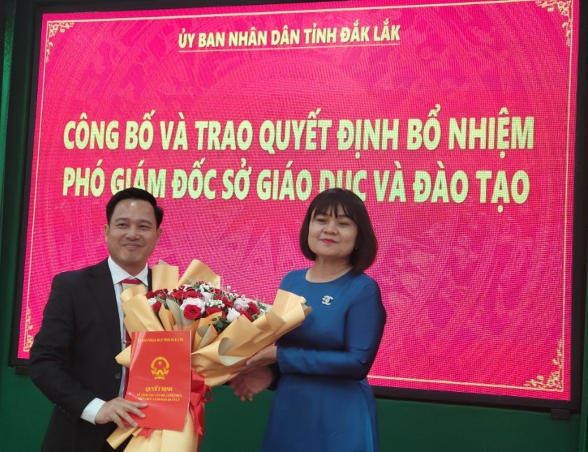 Phó chủ tịch UBND tỉnh Đắk Lắk trao quyết định cho ông Lưu Tiến Quang.