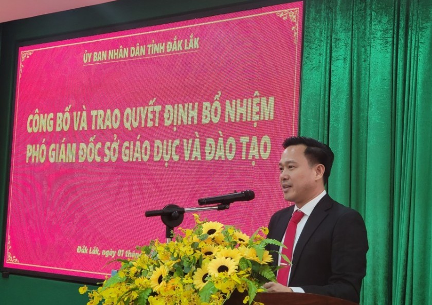 Ông Quang nhận nhiệm vụ và phát biểu tại buổi lễ.