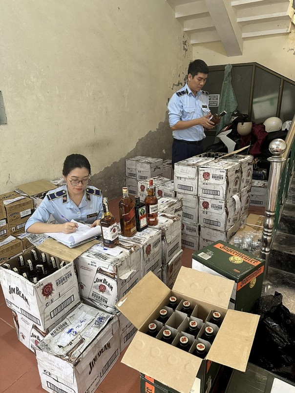 Quảng Bình bắt giữ phương tiện vận chuyển hơn 900 chai rượu ngoại có dấu hiệu nhập lậu