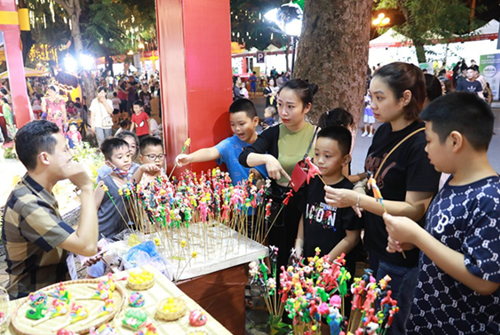 Nhộn nhịp mua sắm tại Lễ hội Quà tặng du lịch Hà Nội 2023