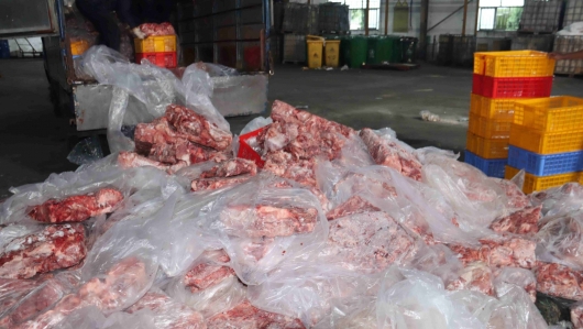 Thái Bình: Tiêu hủy hơn 3 tấn thịt lợn bốc mùi ôi thiu