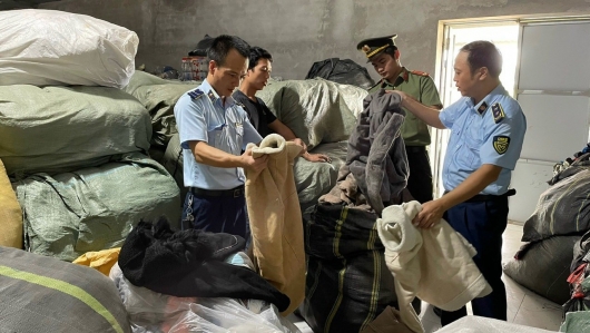Quản lý thị trường Hải Dương thu giữ hơn 25 tấn quần áo đã qua sử dụng