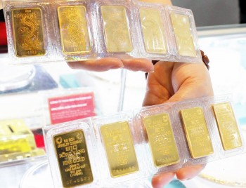 Giá vàng hôm nay 8/11/2023: Vàng trong nước mất mốc 70 triệu đồng/lượng