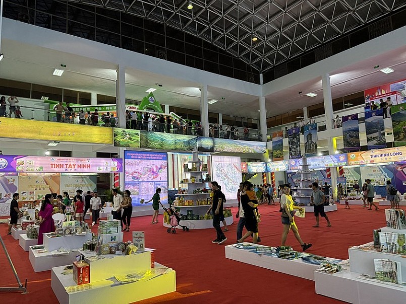 Rất đông người dân hai nước tới tham quan và mua sắm tại Hội chợ.