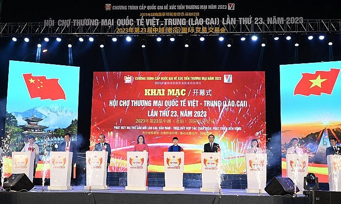 Các đại biểu thực hiện nghi thức bấm nút khai mạc Hội chợ Thương mại quốc tế Việt - Trung (Lào Cai) lần thứ 23, năm 2023. 