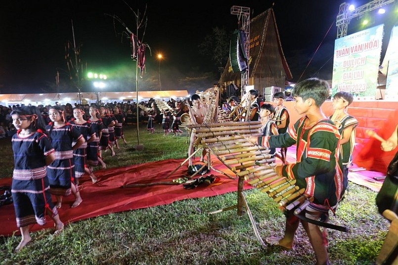Màn biểu diễn các nhạc cụ truyền thống của xã Chư Đang Ya đã tạo ra sự rộn ràng cho Lễ hội.