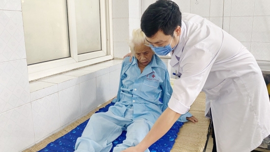Thanh Hoá: Bệnh viện Đa khoa tỉnh phẫu thuật thành công cho cụ bà 100 tuổi bị gãy xương đùi