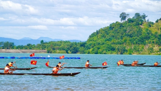Gia Lai: Nhộn nhịp lễ hội đua thuyền độc mộc trên sông Pô Cô