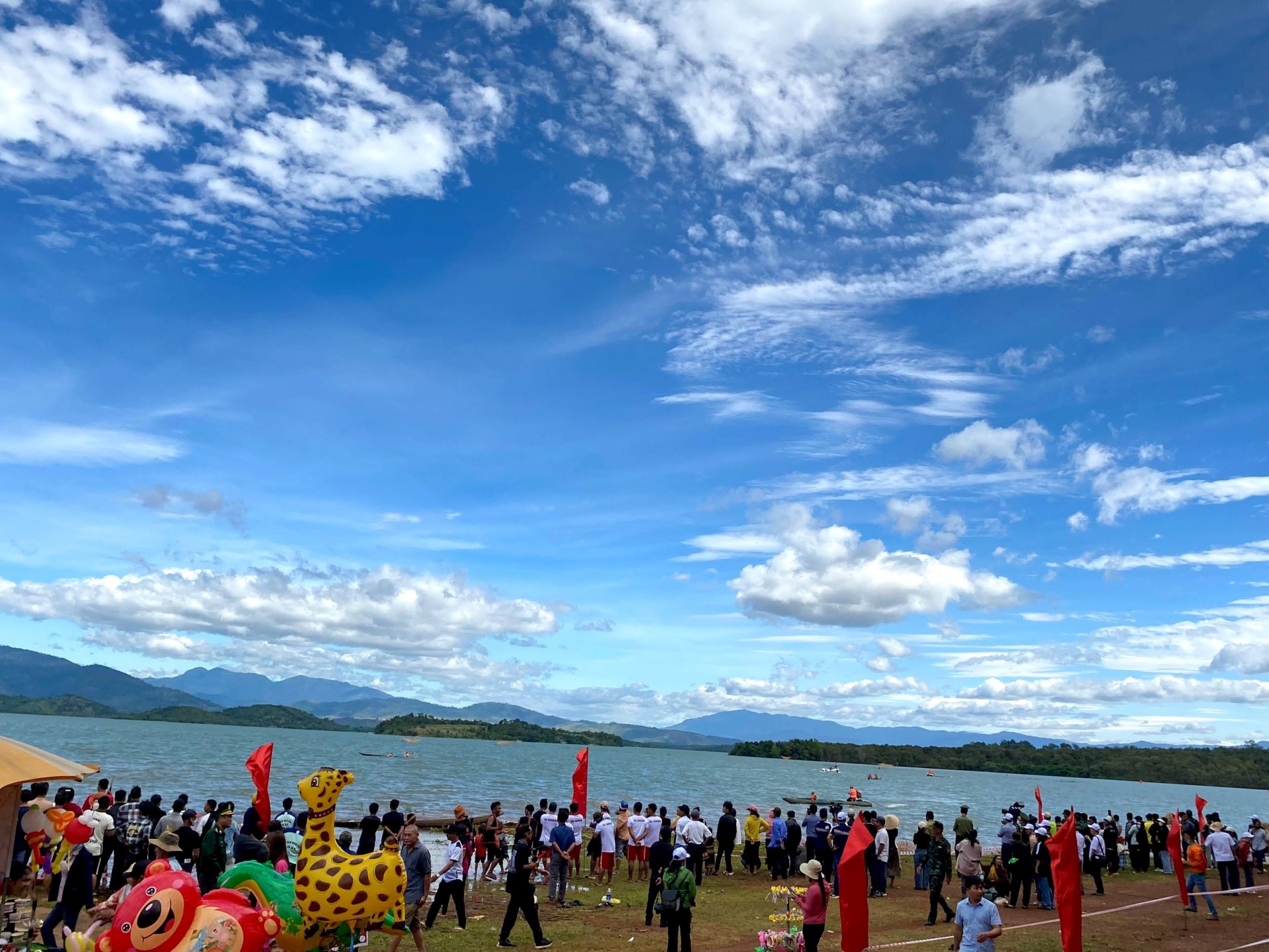 Gia Lai : Nhộn nhịp lễ hội đua thuyền độc mộc trên sông Pô Cô