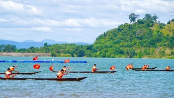 Gia Lai: Nhộn nhịp lễ hội đua thuyền độc mộc trên sông Pô Cô