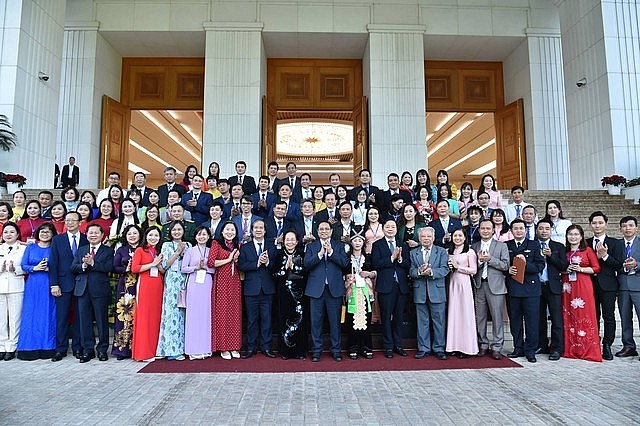 Thủ tướng chụp ảnh lưu niệm với các thầy cô giáo tại buổi gặp mặt - Ảnh: VGP