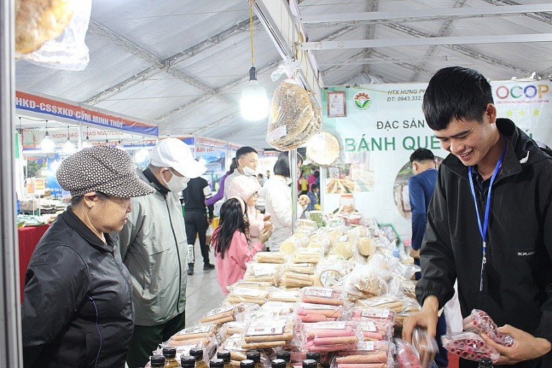 Người dân tham quan, mua sắm các sản phẩm tại Hội chợ