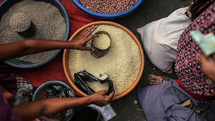 Người bán gạo ven đường ở Mumbai, Ấn Độ. Ảnh: Bloomberg