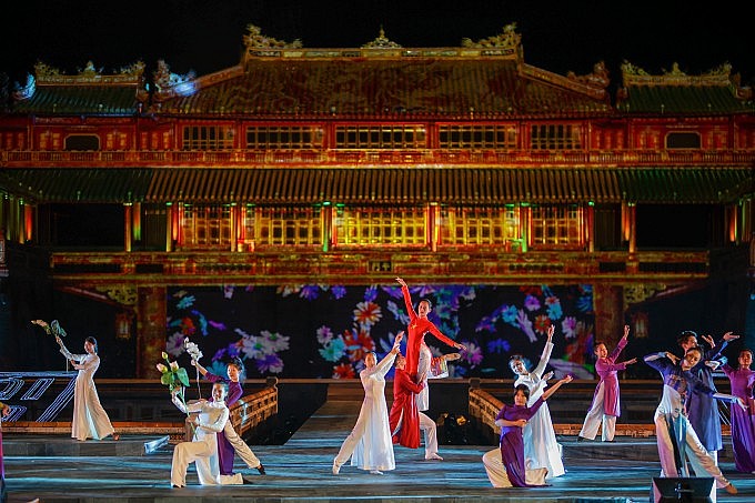 Trình diễn ánh sáng tại đêm khai mạc Festival Huế 2022. Ảnh: Võ Thạnh