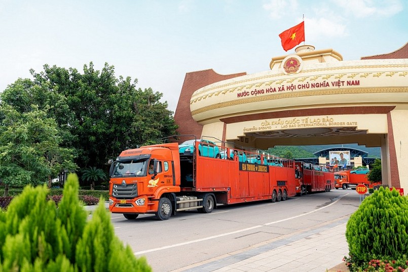 Lô xe Xanh SM đầu tiên được vận chuyển sang Lào.