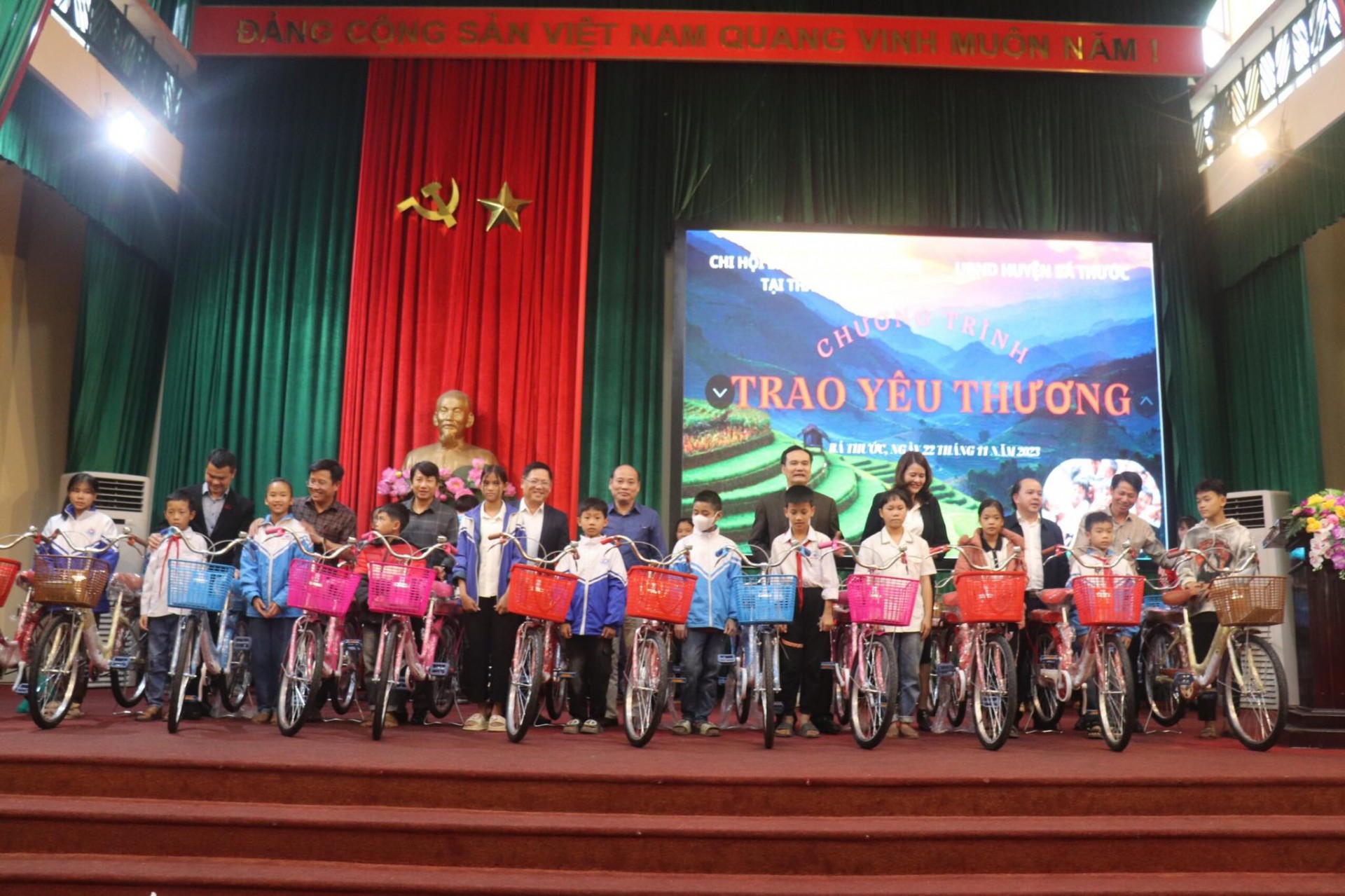 Chi hội Báo chí trung ương tại Thanh Hoá trao quà cho học sinh nghèo huyện Bá Thước